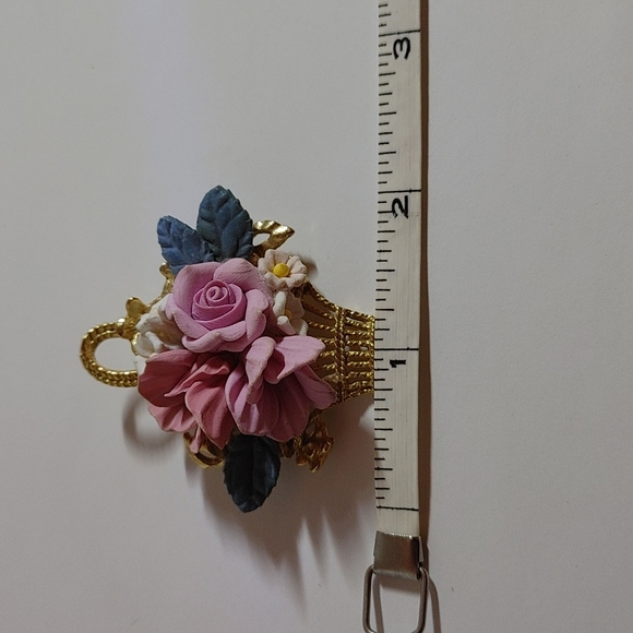 Goldtone ceramic flower basket brooch - Picture 3 of 4